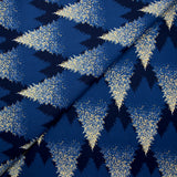 Popelina de algodón estampada con abetos brillantes sobre fondo azul medianoche