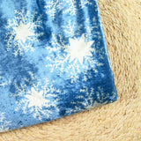 Velours de soie et viscose imprimé neige éternelle fond bleu