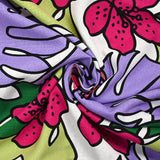 Impresión de lino viscosa jardín tropical violeta fondo blanco