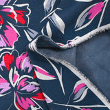 Sudadera con flores rosas y rojas sobre fondo marino