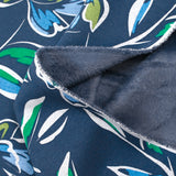 Sudadera con flores azules y verdes sobre fondo marino