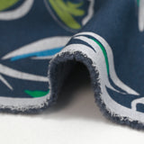 Sudadera con flores azules y verdes sobre fondo marino