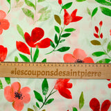 Viscosa estampada con flores rojas y fondo crudo.