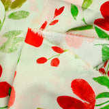 Viscosa estampada con flores rojas y fondo crudo.