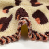 Piel sherpa sintética de leopardo fondo salmón y ciruela crudo