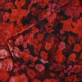Mousseline crinkle imprimée bouquet floral rouge et rose fond noir