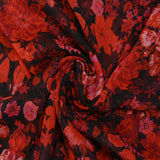 Mousseline crinkle imprimée bouquet floral rouge et rose fond noir