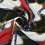 Crepe fino estampado con cadenas y correas negras, blancas y rojas