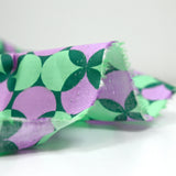 Popeline enduite imprimée pois & trèfle violet fond vert