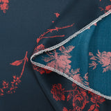 Satin de soie imprimé roses rouges fond bleu nuit