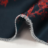 Satin de soie imprimé roses rouges fond bleu nuit