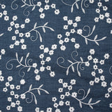 Twill de polyester brodé marguerite fond marine