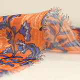 Muselina estampada con raya de raso violeta y fondo naranja
