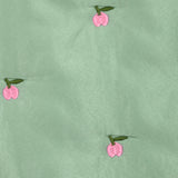 Matelassé pommes brodées fond vert d'eau
