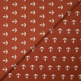 Algodón estampado con ancla azul marino blanca y fondo naranja quemado