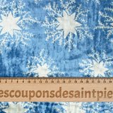 Velours de soie et viscose imprimé neige éternelle fond bleu