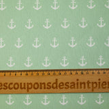 Algodón estampado con ancla marina blanca y fondo verde mar.