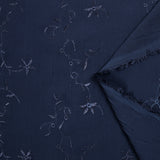Voile de polyester brodé fleurs et feuillages bleu marine