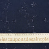 Voile de polyester brodé fleurs et feuillages bleu marine