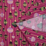 Popelina de algodón estampada con bolas navideñas vintage sobre fondo violeta