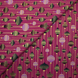 Popelina de algodón estampada con bolas navideñas vintage sobre fondo violeta
