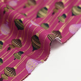 Popelina de algodón estampada con bolas navideñas vintage sobre fondo violeta
