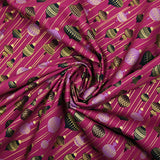 Popelina de algodón estampada con bolas navideñas vintage sobre fondo violeta