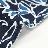 Coton indien imprimé scarabée et fleur contour blanc fond bleu