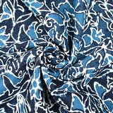 Coton indien imprimé scarabée et fleur contour blanc fond bleu