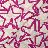 Popelín de algodón con estampado de estrellas fondo blanco roto magenta