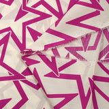 Popelín de algodón con estampado de estrellas fondo blanco roto magenta