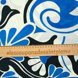 Voile de algodón con estampado de arabescos azules y negros sobre fondo blanco.