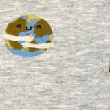 Sudadera con edredón marrón tierra sobre fondo gris jaspeado