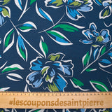 Sudadera con flores azules y verdes sobre fondo marino