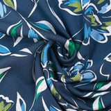 Sudadera con flores azules y verdes sobre fondo marino