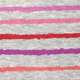 Sudadera de peluche a rayas rojas, rosas y violetas con fondo gris jaspeado