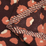 Piel sintética de sherpa de leopardo color salmón y crudo, fondo ciruela oscuro