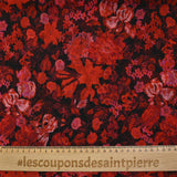 Mousseline crinkle imprimée bouquet floral rouge et rose fond noir