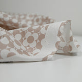 Popeline enduite imprimée champs de fleurs beige fond blanc