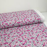Anna Pink Flowers Algodón estampado y fondo blanco Fucsia por metro