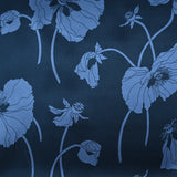 Satén de seda con estampado de amapolas azul pizarra, fondo marino