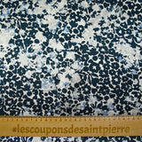 Satin de soie imprimé fleurs à l'encre fond gris perle