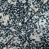 Satin de soie imprimé fleurs à l'encre fond gris perle