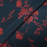 Satin de soie imprimé roses rouges fond bleu nuit