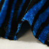Jersey de terciopelo de cebra negro y azul eléctrico