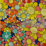 Algodón estampado flower power coral con fondo azul royal