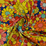 Algodón estampado flower power coral con fondo azul royal