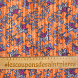 Muselina estampada con raya de raso violeta y fondo naranja