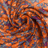 Muselina estampada con raya de raso violeta y fondo naranja