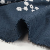 Twill de polyester brodé marguerite fond marine